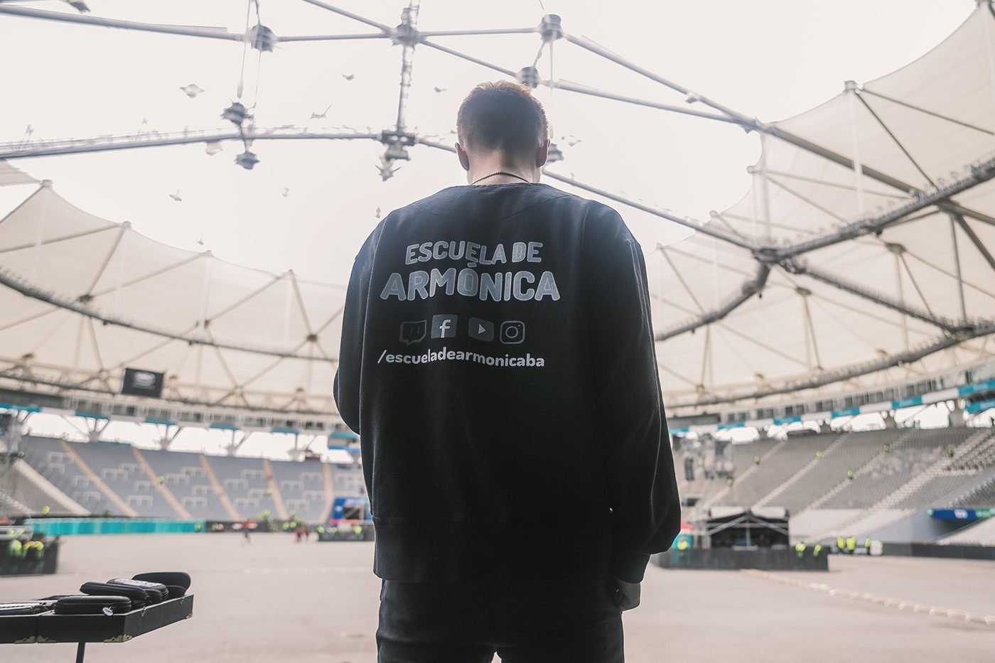 Federico Linari wearing an Escuela de Armónica sweatshirt
