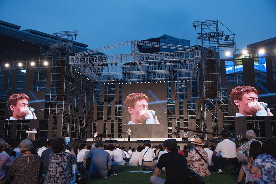 Federico Linari performing on stage at an outdoor festival concert