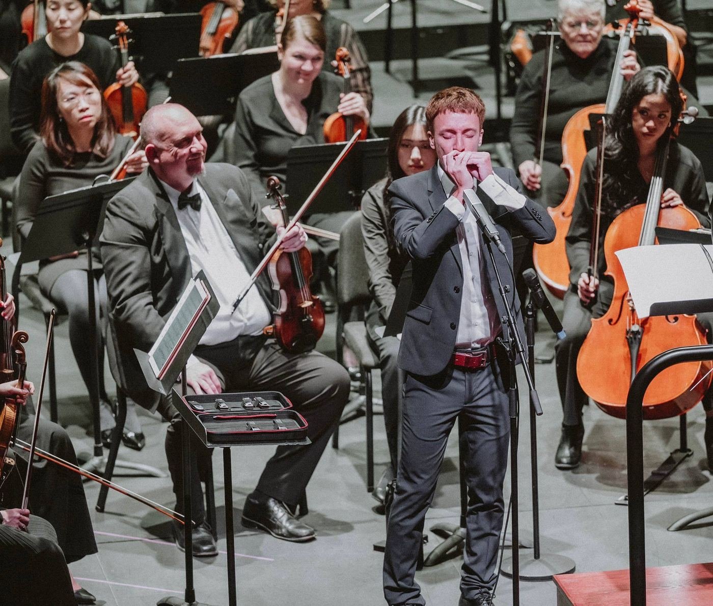 Federico Linari performing with a symphony orchestra
